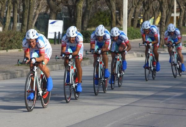 The Androni Giocattoli on the way to victory in the team time trial stage