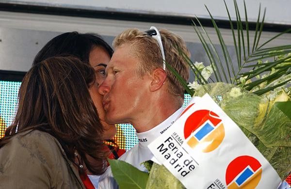 Alexandre Vinokourov (Astana) gets a kiss