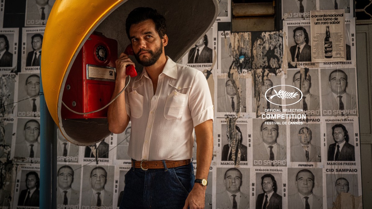 Armando Solim&amp;otilde;es / Marcelo Alves (played by Wagner Moura) makes a call from a public telephone while looking anxious in a promotion image for The Secret Agent.