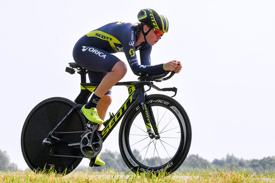 Jessica Allen riding the prologue of the Boels Ladies Tour