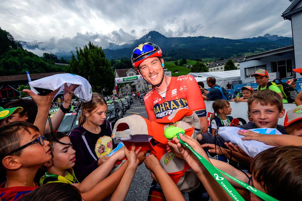 Rohan Dennis greets his fans before stage 7 at Tour de Suisse