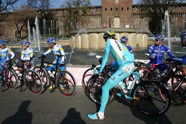 The riders are relaxing under the sun before the start