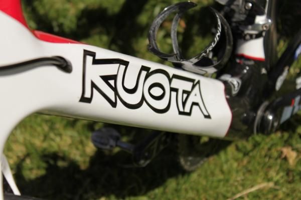 The frame's downtube houses internal shifter routing.