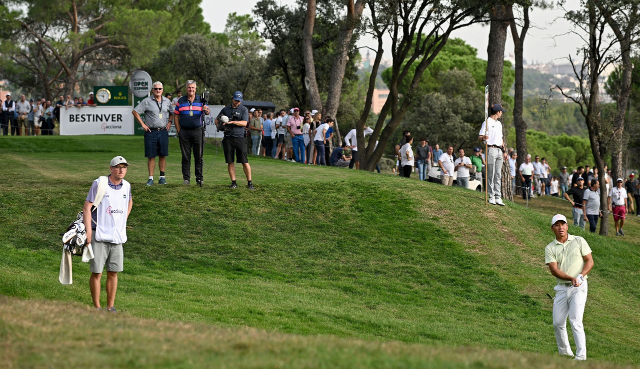 Wu hits a chip shot from the rough