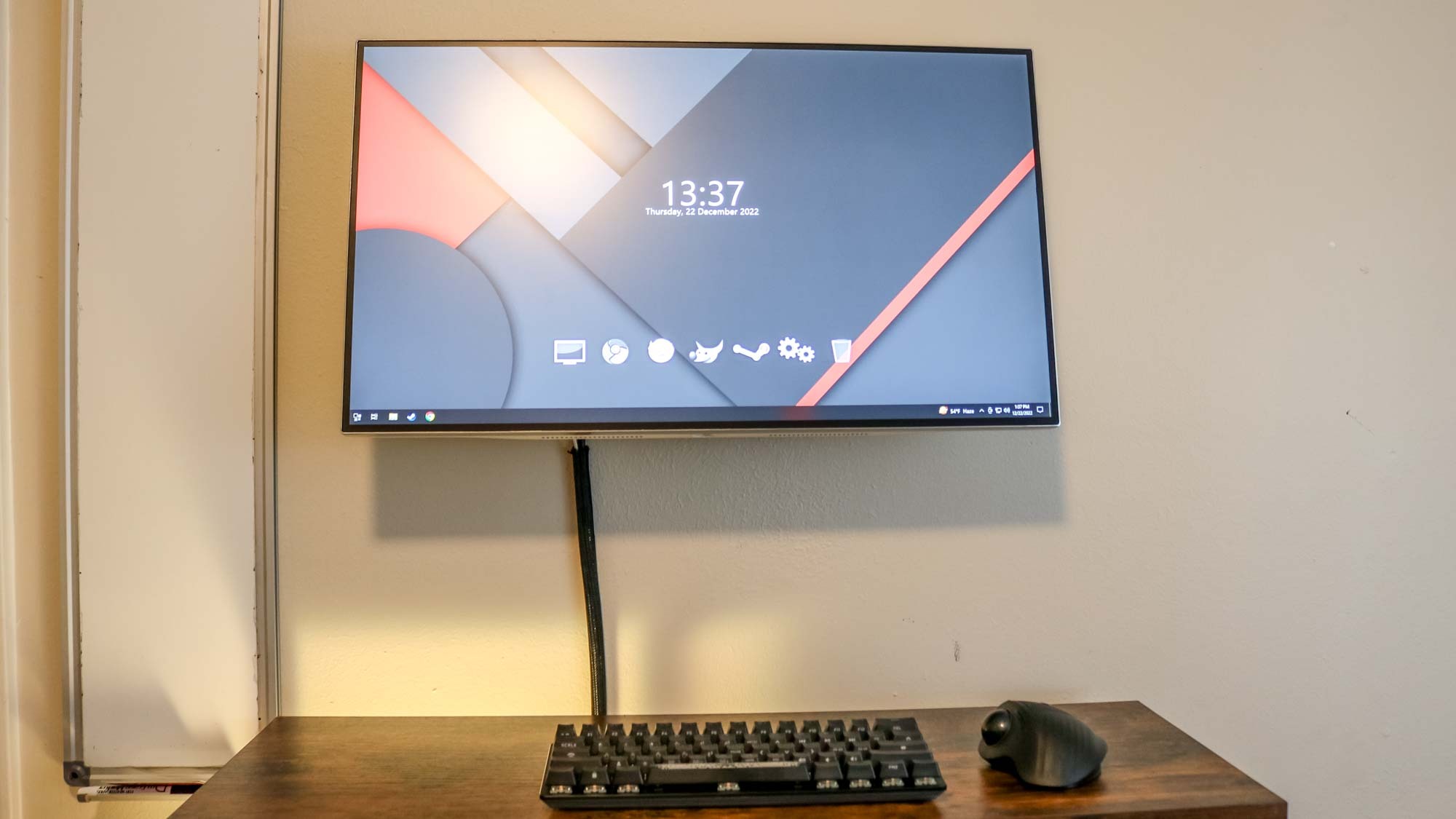 Un monitor montado en la pared en modo horizontal