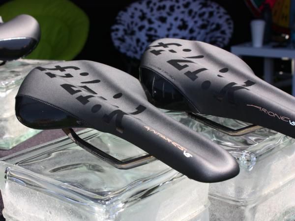 Aside from the central channel, the shapes of the Versus-edition saddles are the same as before.