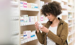 A woman shopping for probiotic supplements to use as home remedies for thrush.