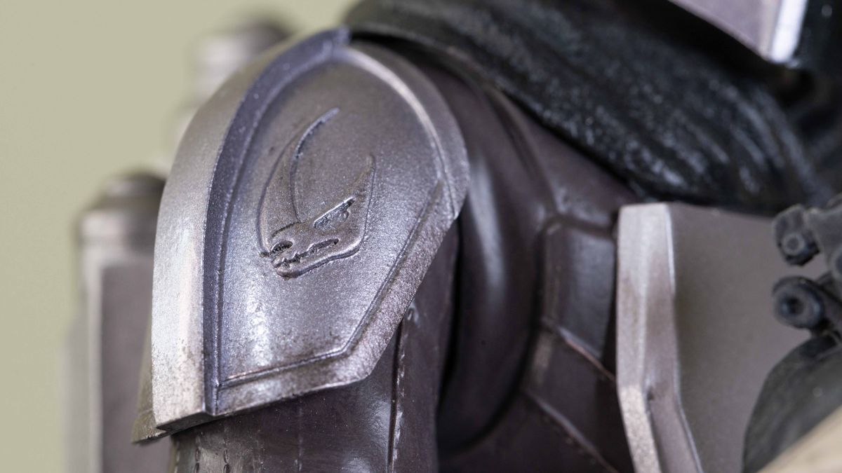 Pauldron detailing on the Mandalorian &amp; Grogu 1:6 scale Mini Bust