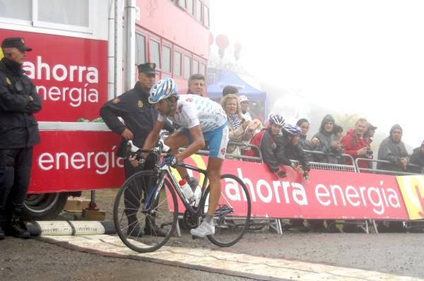 Ezequiel Mosquera (Xacobeo Galicia) was aggressive on the climb.