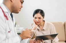 woman talking to a doctor