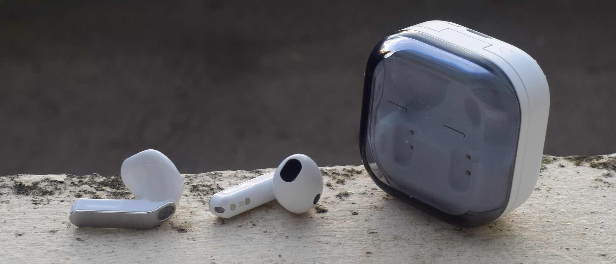 The Samsung Galaxy Buds 4 case and buds on a ledge.