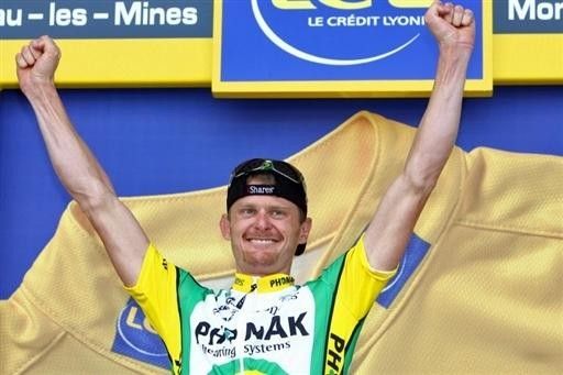 Floyd Landis (Phonak) salutes on the podium