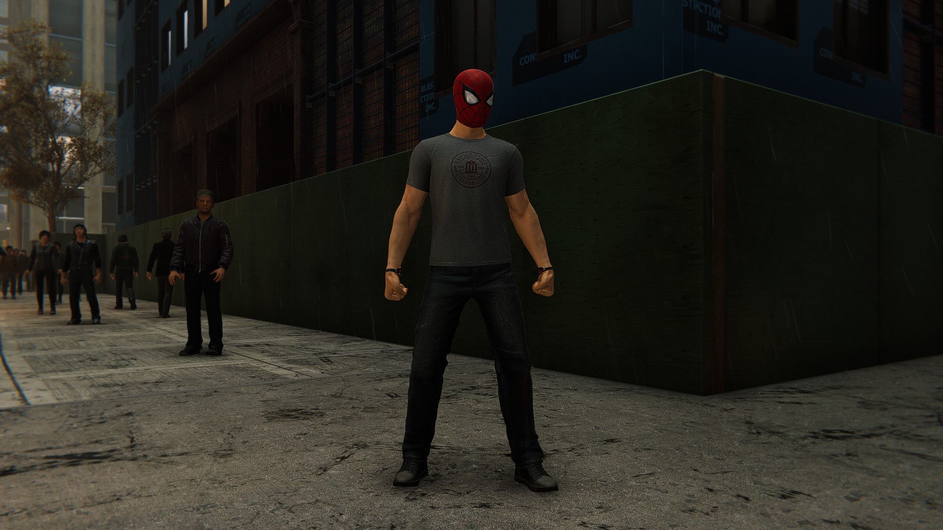 Костюм Человека-паука для ESU — Человек-паук носит джинсы, серую футболку и красную маску Человека-паука.