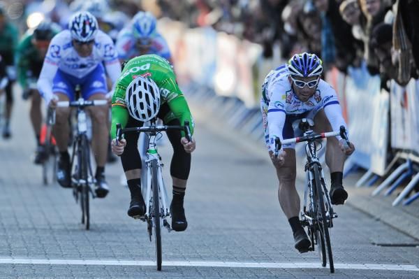 The sprint came down to a photo finish between Niko Eeckhout (An Post Sean Kelly) and Jimmy Casper (Saur Sojasun)