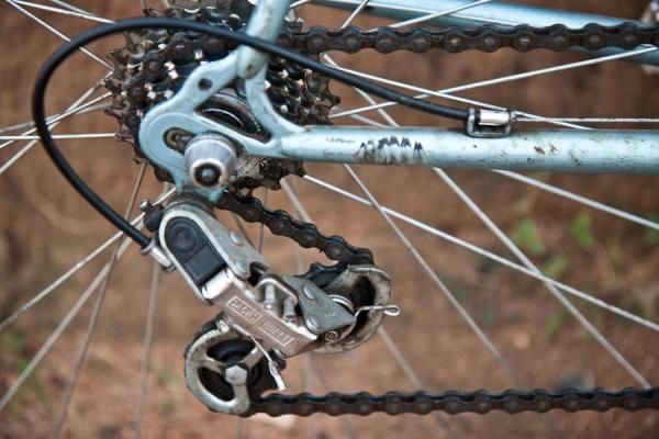 A Sachs Huret derailleur shifts effortlessly over the 7-speed 12-23 cassette.
