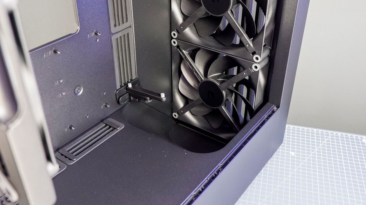 The Havn BF 360 PC case in both black and white with panels removed.