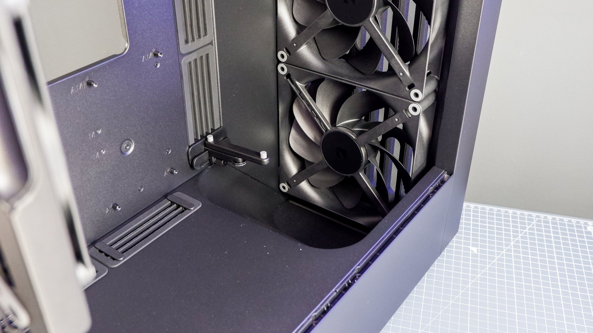 The Havn BF 360 PC case in both black and white with panels removed.