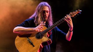 Mike Dawes playing guitar