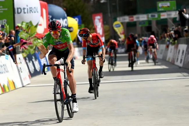 Tao Geoghegan Hart seconda vittoria al Tour of the Alps 2023 (Image credit: Getty Images)