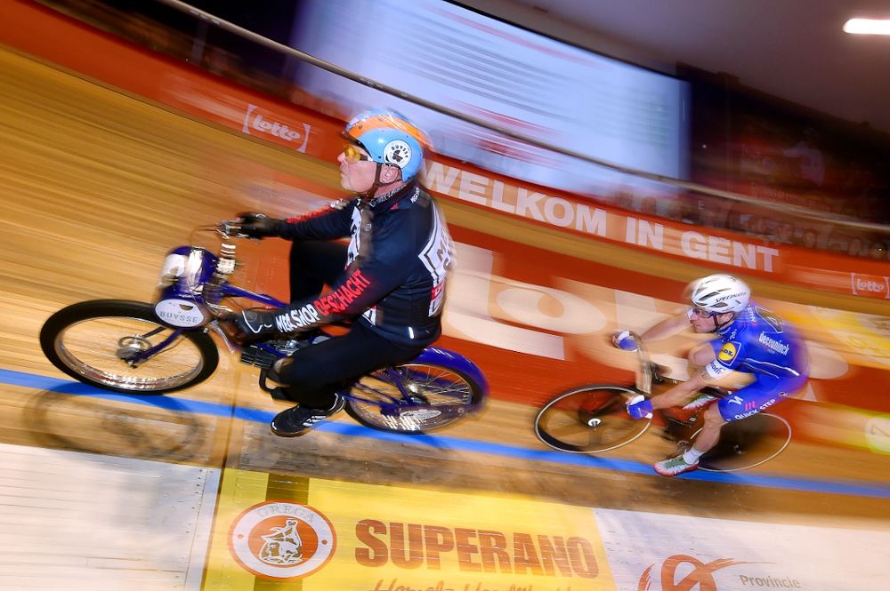 Elia Viviani follows the derny at Gent Six