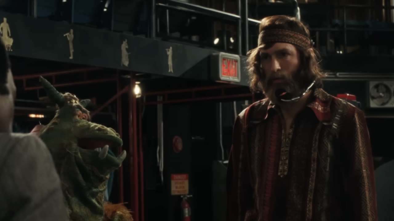 Nicholas Braun como Jim Henson junto a uno de los Muppets de Land of Gorch en Saturday Night