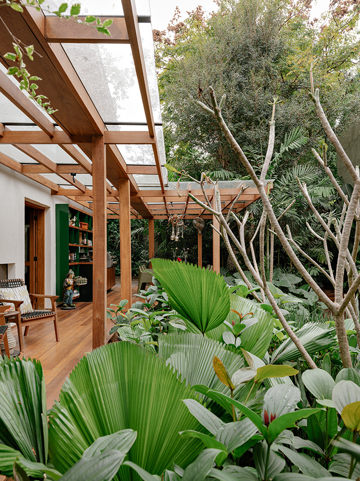 a brazilian garden house by Kika Camasmie, engulfed in greenery