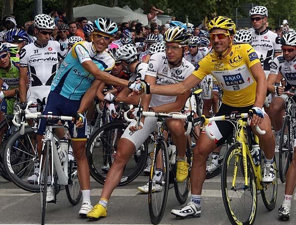 Alberto Contador (Astana) shakes hands with Fabian Cancellara (Saxo Bank) across Tony Martin (Columbia-HTC)