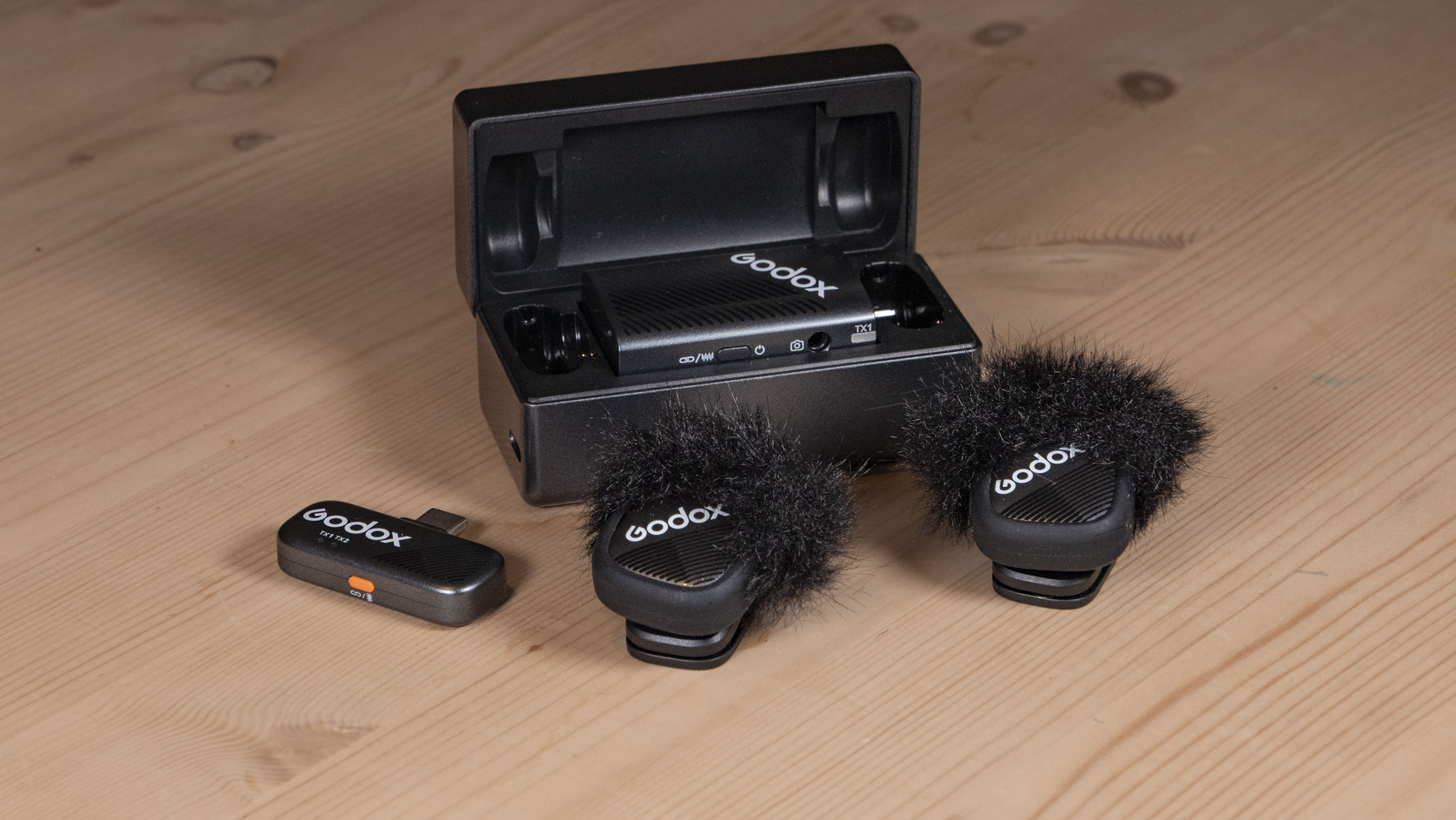 Беспроводной микрофон Godox Cube-C на деревянном столе