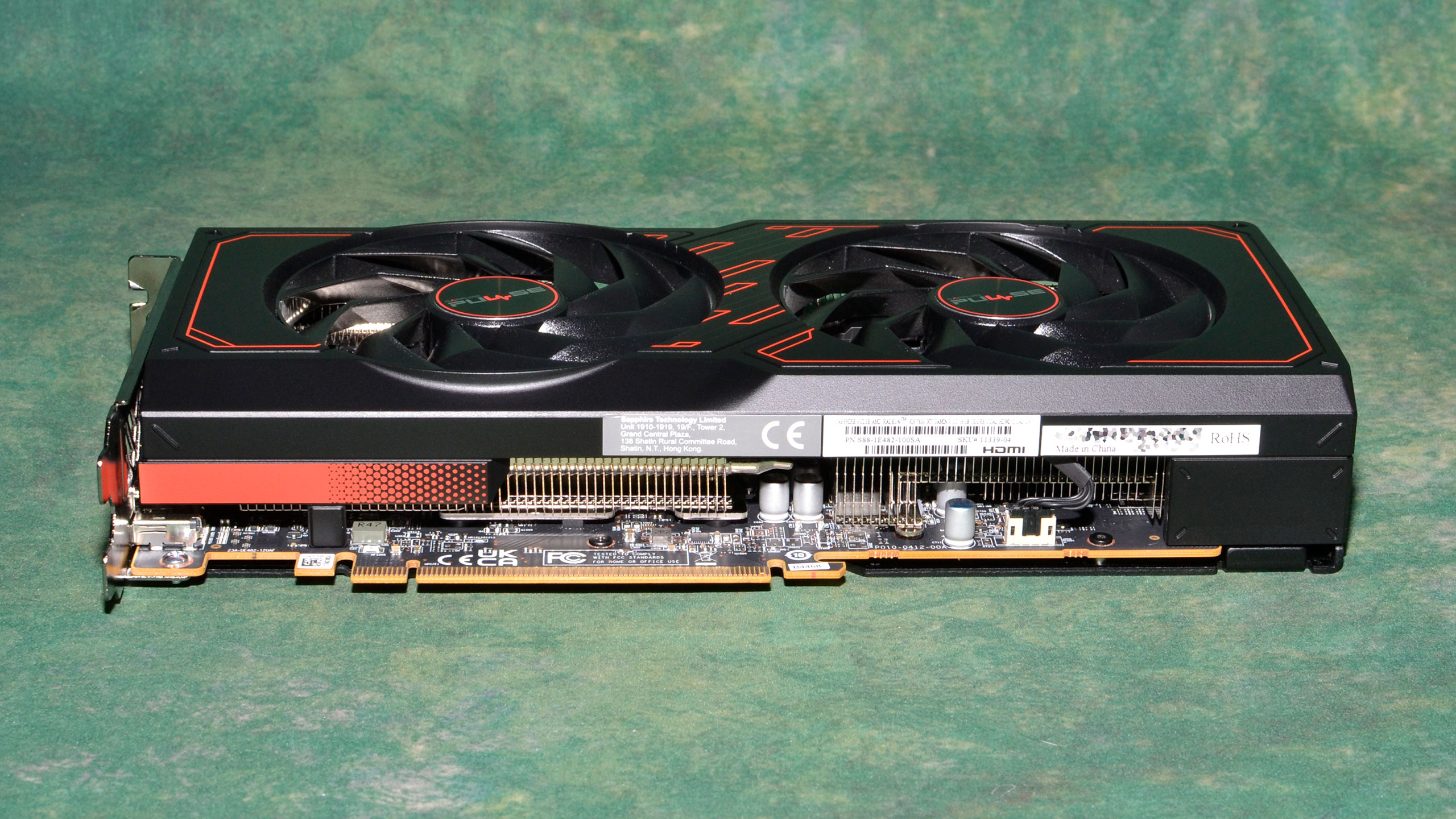 AMD Radeon RX 7600 XT Sapphire Pulse fotografii de card și unboxing