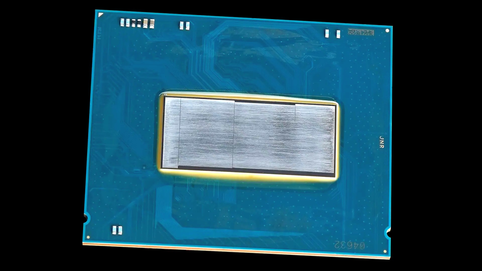 وحدة المعالجة المركزية Intel Core Ultra المسطحة تظهر تلطيخًا من المعدن السائل TIM.