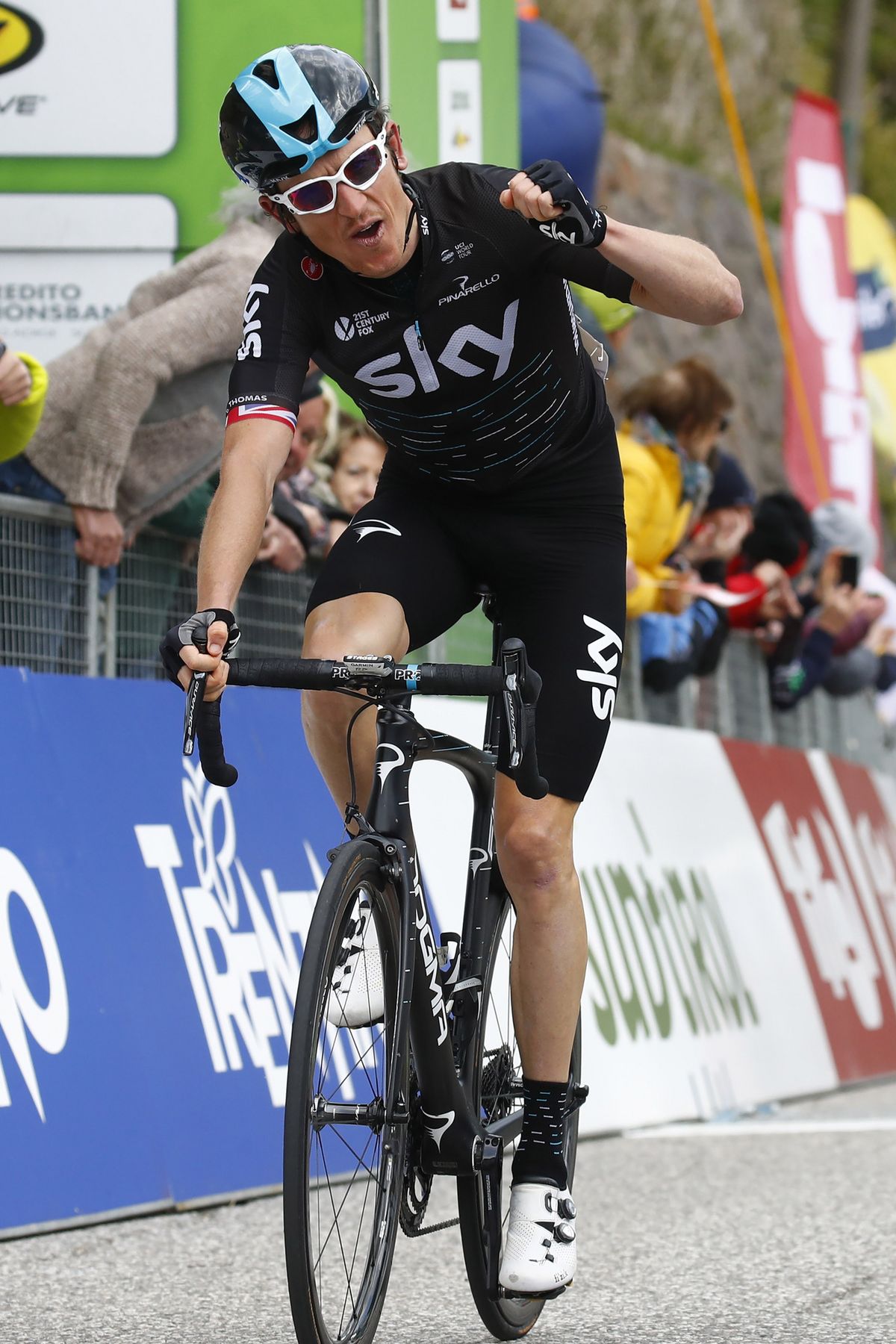 Geraint Thomas wins the stage with Mikel Landa