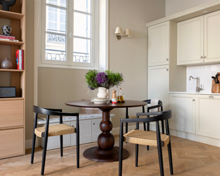 Dining corner with round table, built in bench and bespoke kitchen units