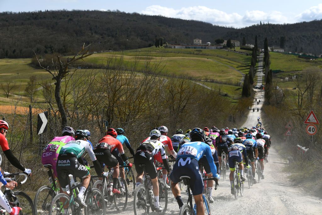 The women's Strade Bianche peloton is lined out
