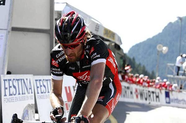 Vladimir Karpets (Caisse d'Epargne) checks the time.