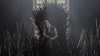 House of the Dragon acto Matt Smith (Daemon Targaryen) sits on the Iron Throne