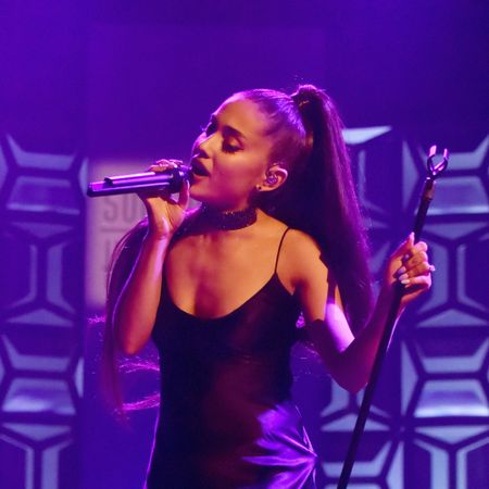 Performance, Entertainment, Music artist, Performing arts, Singing, Singer, Purple, Stage, Music, Event, 