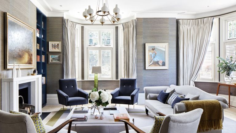 窗帘的想法与灰幕一个带蓝色天鹅绒椅子的起居室