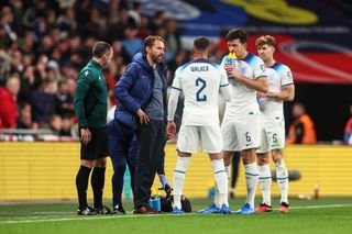  Gareth Southgate the manager of England talks to players of England during the UEFA EURO 2024 European qualifier match between England and Italy at Wembley Stadium on October 17, 2023 in London, England. (Photo by Robbie Jay Barratt - AMA/Getty Images)