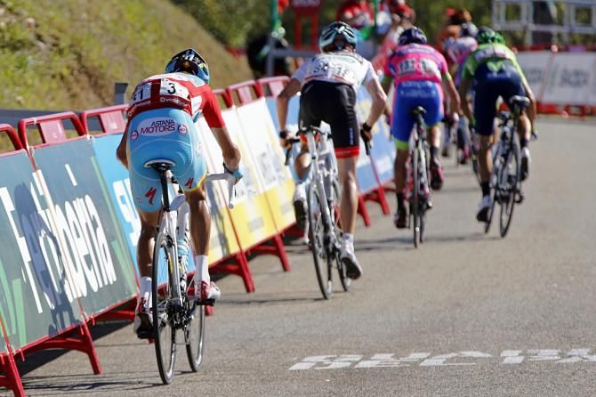 Vincenzo Nibali (Astana) struggles at the end of stage 19