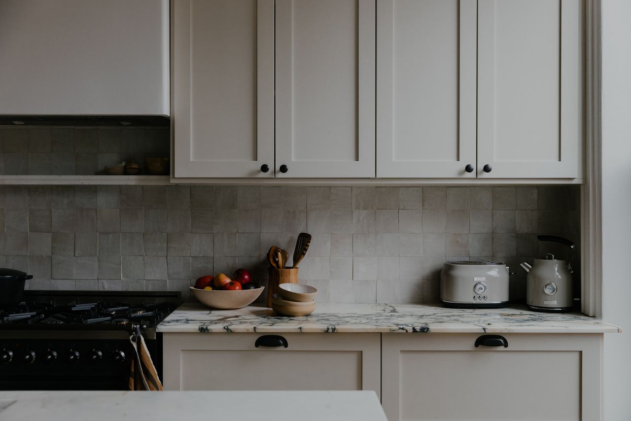 A kitchen with uniform handles