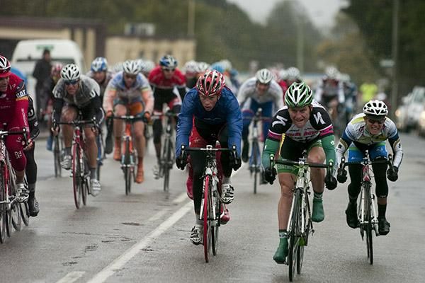 The peloton sprints for minor placings in Zeehan.