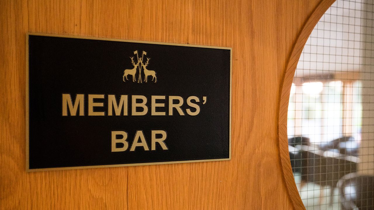 Members&#039; bar sign