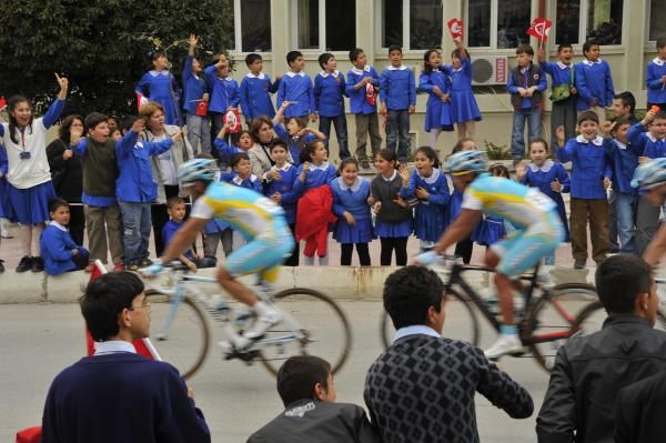 Astana lead the chase