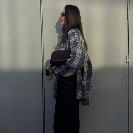 @piamance carrying one of the bags to wear with popular denim trends