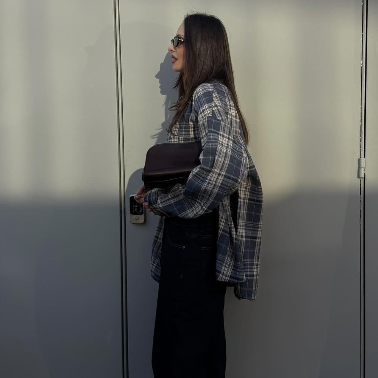 @piamance carrying one of the bags to wear with popular denim trends 