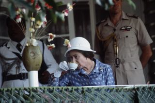 Queen sweet snack - NAURU - OCTOBER 21: The Queen In Nauru Drinking A Cup Of Tea (Photo by Tim Graham Photo Library via Getty Images)