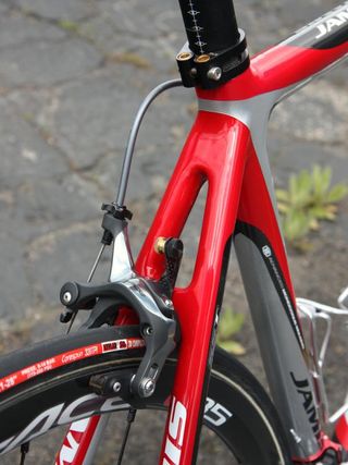 Jamis-Sutter Home team bikes are fitted with neat carbon fiber number holders with nicely machined brass thumbwheels for easy plate installation and removal.
