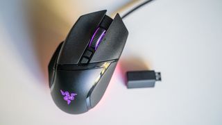 Razer Basilisk V3 Pro e Mouse Dock Pro su un tavolo bianco