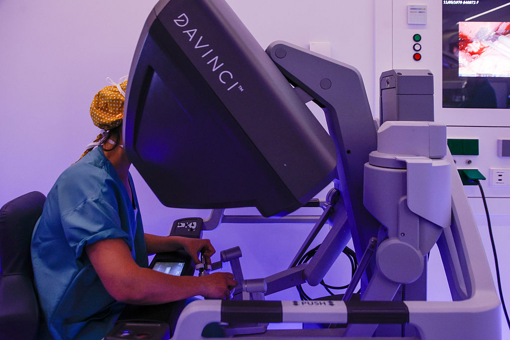 A surgeon during a stomach operation with the Da Vinci robot in one of the remodeled operating rooms at the Hospital de Sant Pau, on December 2, 2025, in Barcelona, Spain.