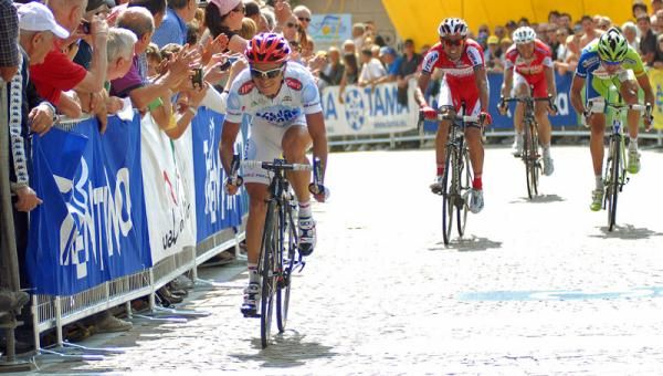 The race reaches its climax, with Betancure pipping home favourites Moser and Caruso